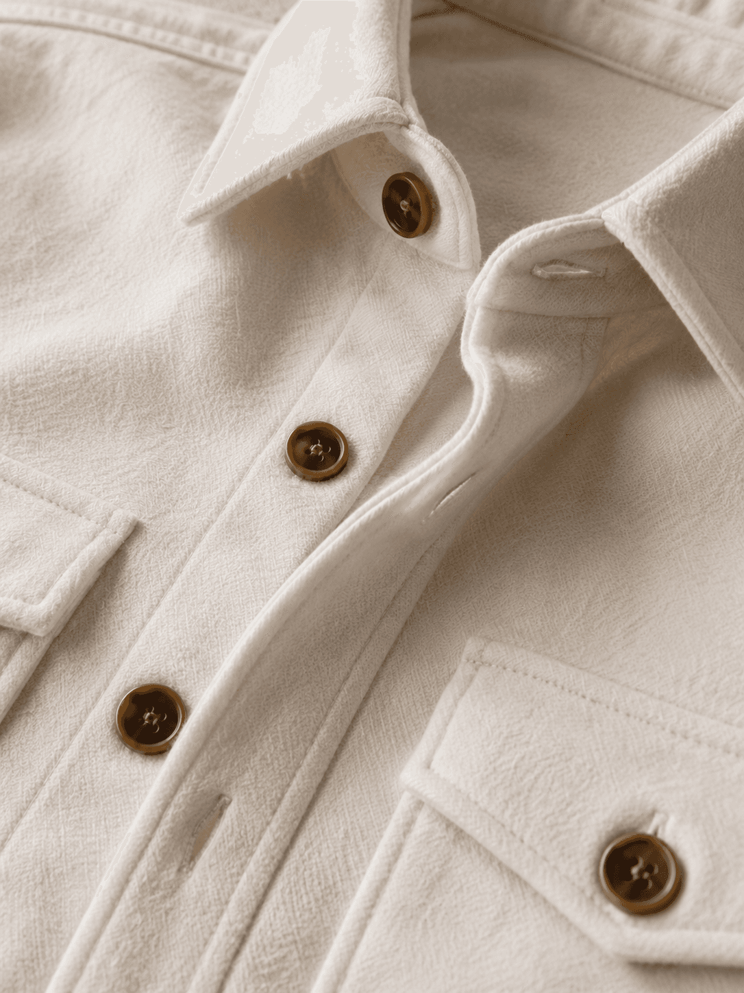 Günlük bir overshirt üzerinde manşet ve düğme detayı